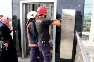 Metrob&uuml;s asans&ouml;r&uuml;nde mahsur kaldılar