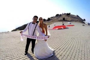 Gelinlik ve damatlıkla yama&ccedil; paraş&uuml;t&uuml;