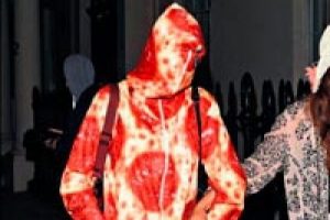 İngiliz model Cara pizza ya dond&uuml;...