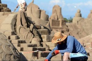 "En b&uuml;y&uuml;k kum heykel" i&ccedil;in rekor denemesi