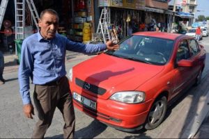 Otomobilin lastiğini kesip...