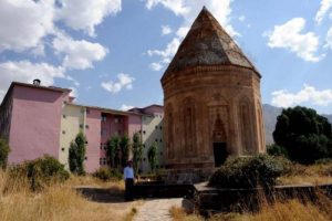K&uuml;mbetin sil&uuml;etini bozdular