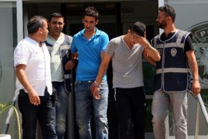 &Ccedil;aldığı eşyaları kız arkadaşına hediye etti