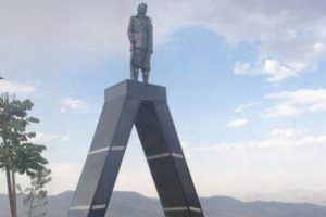 ''Yıkılma'' kararının &ccedil;ıkmasından sonra polise saldırı!