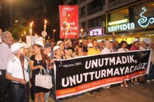 İzmir'de 'Depreme duyarlılık y&uuml;r&uuml;y&uuml;ş&uuml;'