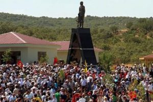 Mahsum Korkmaz heykeline m&uuml;dahale başladı