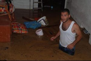 Dere taştı, evler sular altında