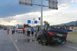 İki otomobil &ccedil;arpıştı: 8 yaralı
