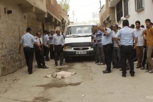 Manevra yapan minib&uuml;s&uuml;n altında korkun&ccedil; &ouml;l&uuml;m