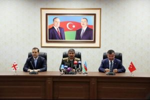 &Uuml;&ccedil; &uuml;lkenin savunma bakanları bir arada
