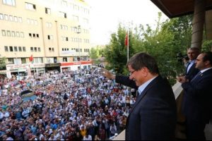 Davutoğlu'na başbakan" tezah&uuml;ratlarıyla karşılama