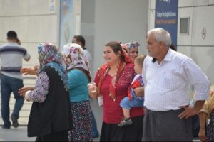 Dekolte giyme diyen komşusunun iki oğlunu &ouml;ld&uuml;rd&uuml;