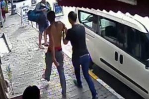Spatulalı saldırgan serbest