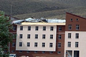 Fırtına &ccedil;atıları u&ccedil;urdu
