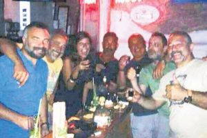 Yeni sevgilisini arkadaşlarıyla tanıştırdı...