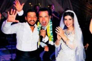 Ferhat G&ouml;&ccedil;er s&ouml;yledi gelin-damat oynadı...