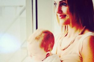 Meryem Uzerli ilk kez bebeğinin y&uuml;z&uuml;n&uuml; g&ouml;sterdi...