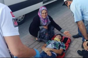 Yaralı oğlunun başından ayrılmadı