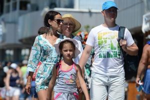 Alman ve Rus turistler "T&uuml;rkiye'nin g&ouml;zbebeği"