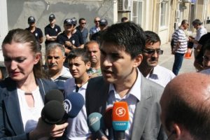 Aranan polis teslim oldu