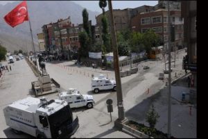 Polis Atat&uuml;rk heykelini korumaya aldı