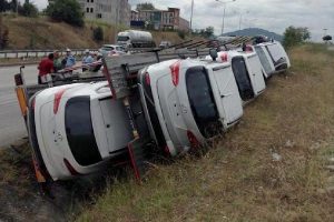 Otomobil taşıyan TIR devrildi