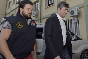 Polis m&uuml;d&uuml;r&uuml; teslim oldu