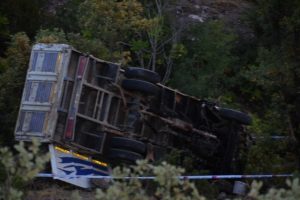 Kamyonet dereye u&ccedil;tu: 2 &ouml;l&uuml;