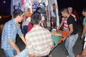 Minib&uuml;s ile otomobil &ccedil;arpıştı: 6 yaralı