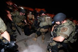 T&uuml;rk muhabire silah doğrultan polis a&ccedil;ığa alındı