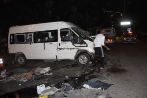 D&uuml;ğ&uuml;n d&ouml;n&uuml;ş&uuml; feci kaza: 28 yaralı