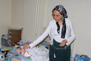 Eşinin sakladığı parayı yanlışlıkla &ccedil;&ouml;pe attı
