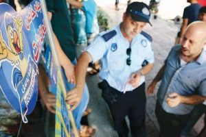 Arap&ccedil;a tabelaya zabıta m&uuml;dahalesi