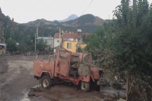 Sel yıktı ge&ccedil;ti