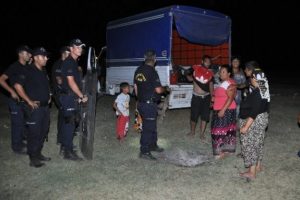 &Ouml;nce biber gazı sıktı, sonra y&uuml;z&uuml;n&uuml; yıkadı