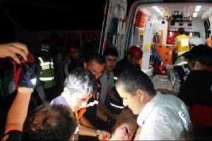 Yolcu otob&uuml;s&uuml; ile otomobil &ccedil;arpıştı: 3 yaralı