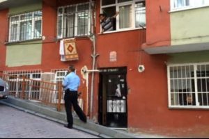 Boşandığı eşinin evini basarak oğlunu...