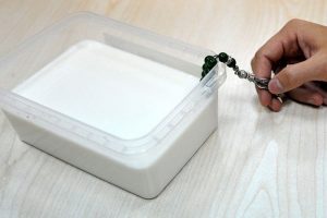 S&uuml;t&uuml; taşla mayaladı