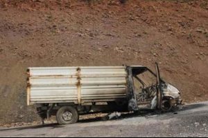 Ter&ouml;ristler yol kesip ara&ccedil; yaktı