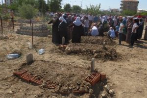 Yan yana toprağa verildiler
