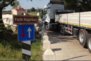 TIR tarihi k&ouml;pr&uuml;de sıkıştı