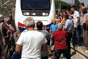 Y&uuml;ksek Hızlı Treni durdurdular