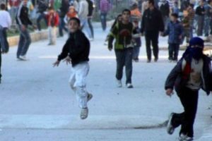 Polise atmak istediği patlayıcı elinde patladı