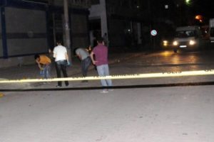 Polise atmak isterken elinde patladı