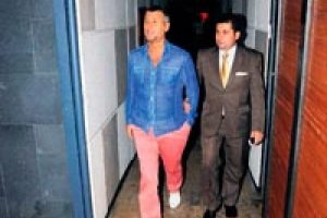 Pembe pantolonuyla dikkat &ccedil;ekti...