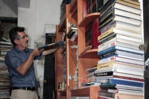 Okuduğu kitap ve dergilerden k&uuml;t&uuml;phane kurdu