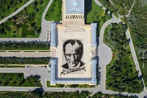 6 bin kişi ile Atat&uuml;rk portresi