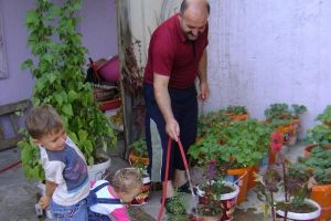 Terasını sebze bah&ccedil;esine &ccedil;evirdi