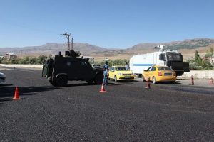 Muş'ta yol kapatma eylemi s&uuml;r&uuml;yor