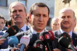 İşler, Şehzade Mustafa'nın T&uuml;rbesinde dua etti